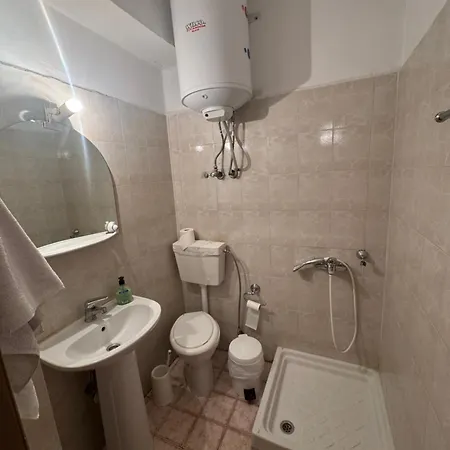 Konukevi Enoikiazomena Domatia Lazaros *